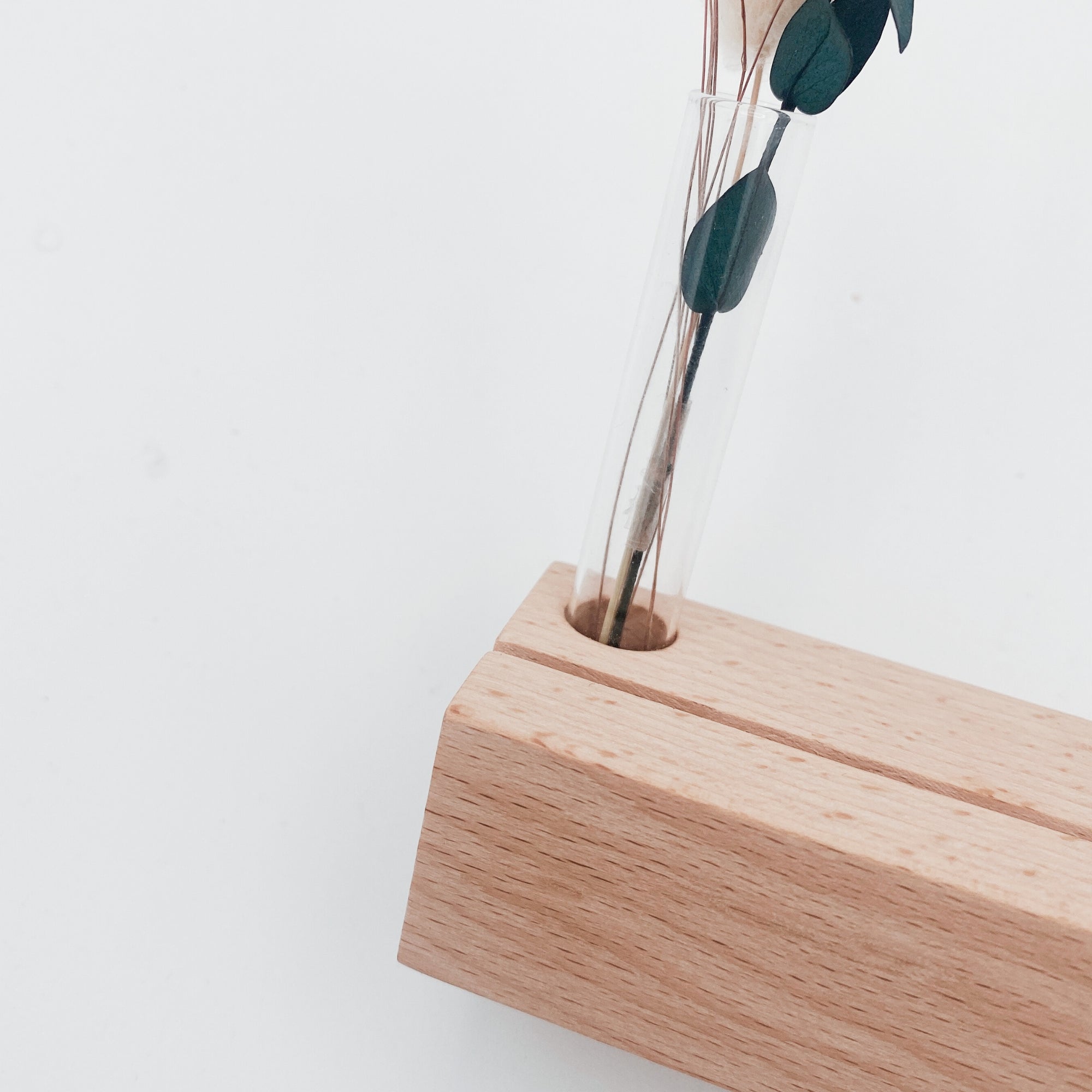 Foto- / Kartenhalter "geliebt" mit Blumen · Holzgravur · Buche